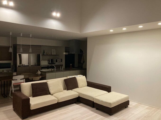 スポットライトをつけたリビング