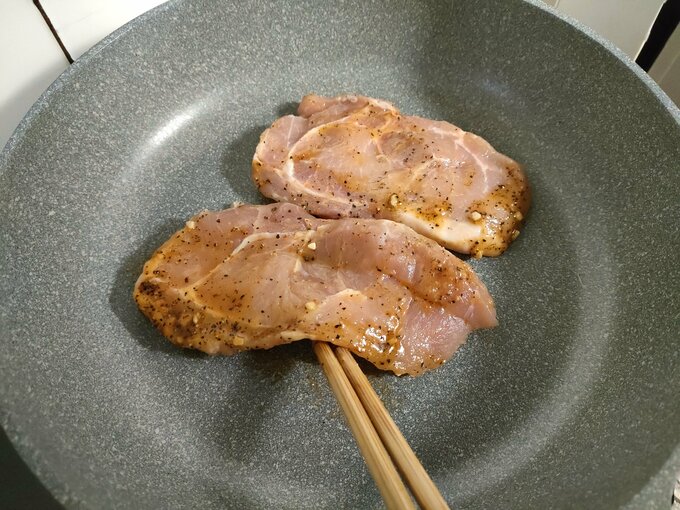 買ってきたお肉をフライパンで焼くだけ。切って味つけする手間いらず