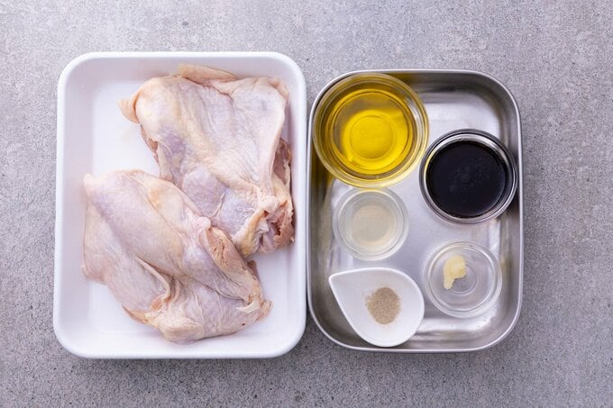 鶏モモ肉や調味料