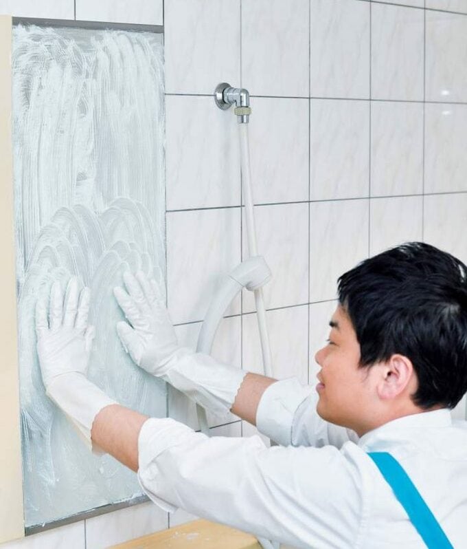 ゴム手袋で鏡を洗う