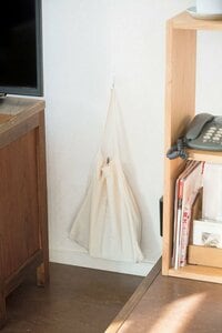 ルーターは壁につるして隠しながら収納