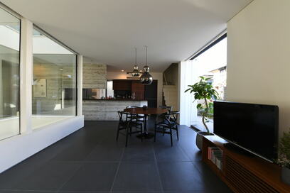 【二世帯住宅事例】屋外とつながるモダンなキッチン&バスがある家