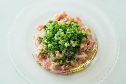 納豆とマグロの洋風タルタル。切って混ぜるだけのおしゃれなごちそう＜長谷川あかりさんレシピ＞