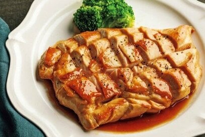 鶏胸肉を知り尽くした笠原将弘さんの「照り焼きチキン」。ふんわり食感で肉汁ジュワッ