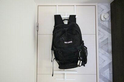 山崎実業の“引っかけるだけフック”で、「リュックどこ置く」問題が解決