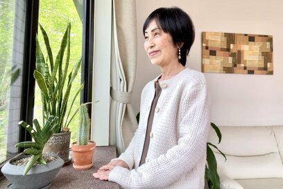 60代・毎日ワンピース派のおしゃれ術。季節の変わり目はニットジャケット1着あれば安心
