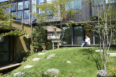 【二世帯住宅事例】残土を利用した人工の丘が、それぞれの暮らしをつなぐ