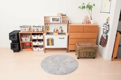 オモチャは「見せる・隠す」のメリハリ収納ですっきり