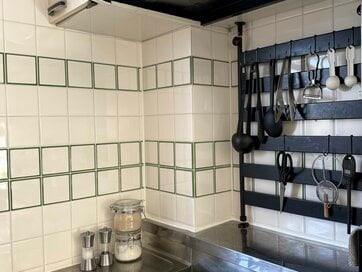 団地夫婦ふたり暮らし、キッチンは「片付けない」が快適。ほどよい生活感を残す、がんばらない収納がいい