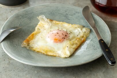 パリパリの食感がたまらない「目玉焼きガレット」。ライスペーパーで簡単調理