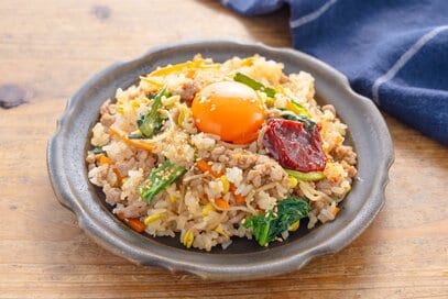 フライパンだけで「簡単ビビンバ風ご飯」。焼き肉のタレとニンニクで食欲爆発！