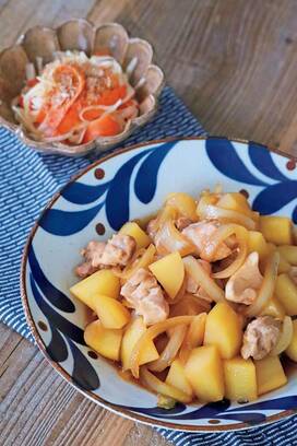 鶏肉で肉ジャガ風。レンジでチンして放置するだけで完成