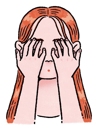 目元のむくみケアをする人