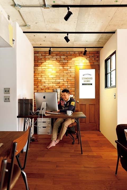 ワークスペースでくつろぐ林さん