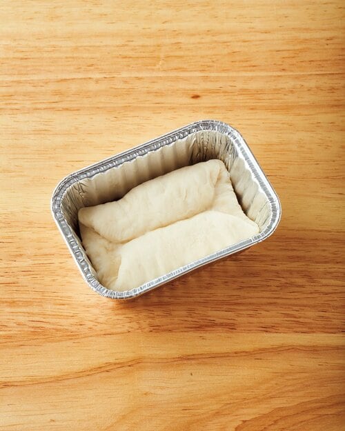 アルミカップにパン生地