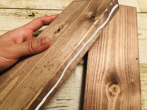 板をボンドでくっつける