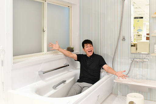 浴槽に入っている男性