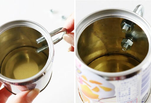 ドリルであけた穴にUボルトを差し込む