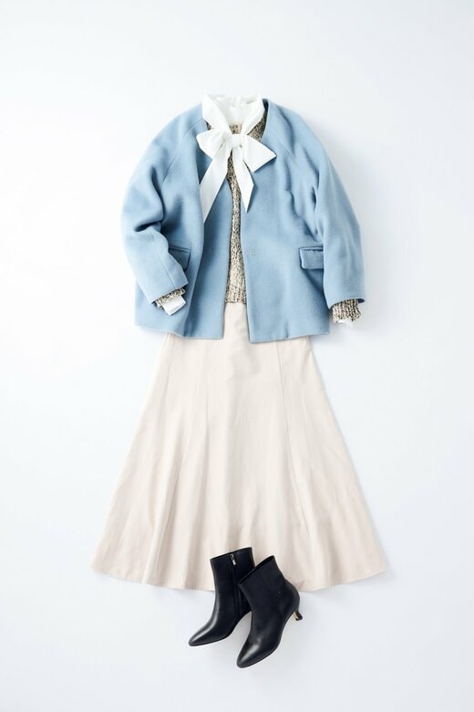 サックスのジャケットとホワイトスカートのコーディネート