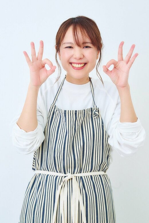 両手でOKポーズをして微笑む山本ゆりさん
