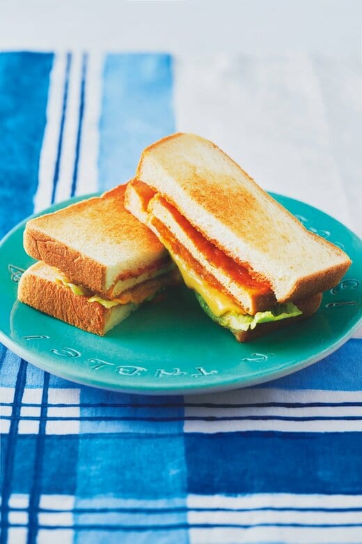 お皿に盛りつけられた厚揚げバーガー風ホットサンド