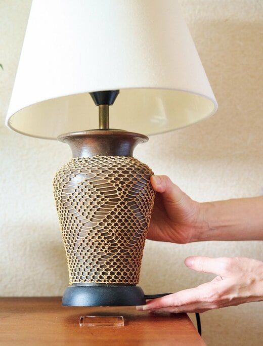 持ち上げられたランプと下に敷かれた耐震ジェル