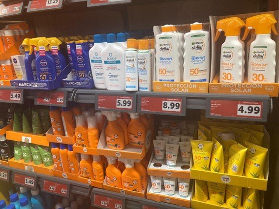 商品棚に並んだ日焼け止め