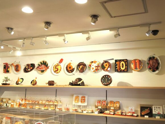 お店の壁には、1月から12月までを表わす食品サンプル