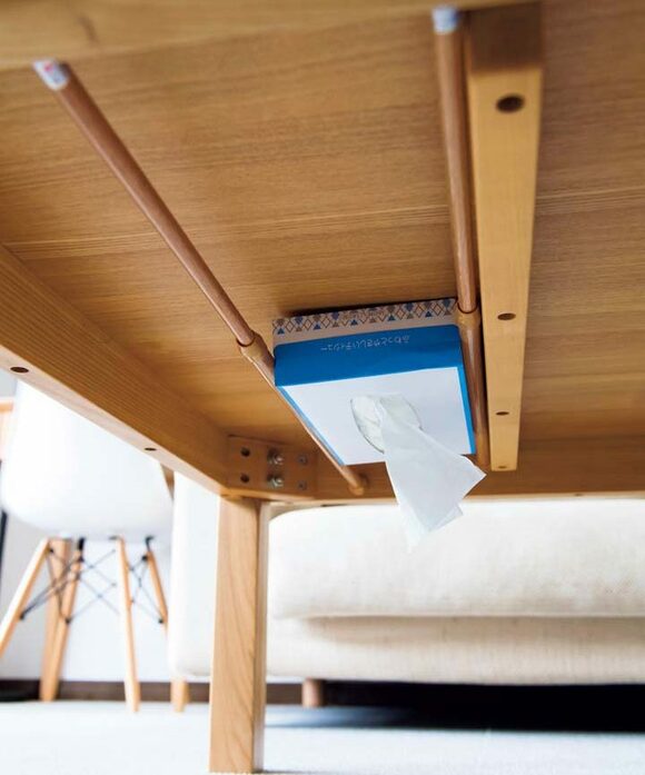 生活感のあるティッシュはテーブルの下でつっぱる