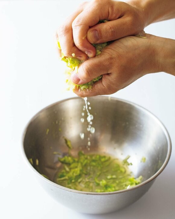 キャベツの水気絞る