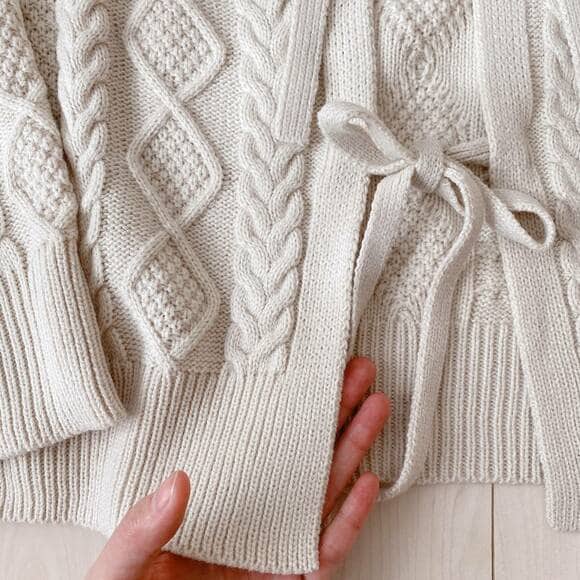 ケーブルバックリボンセータースリット部分