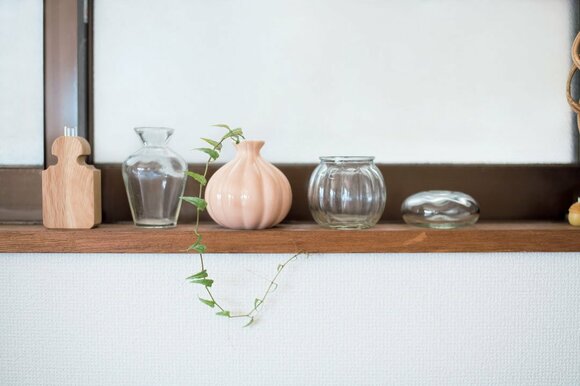 使っていない花ビンも 窓枠に並べておく