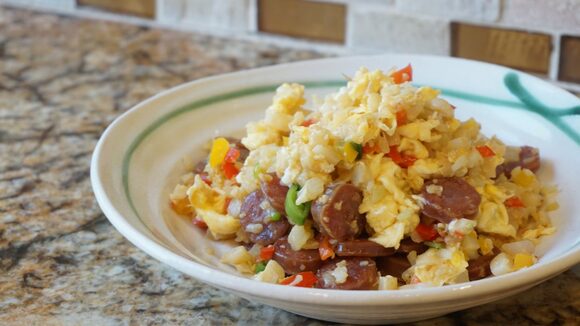 この基本のカリフラワーライスで、チャーハンをつくると、パラパラでおいしく仕上がります。