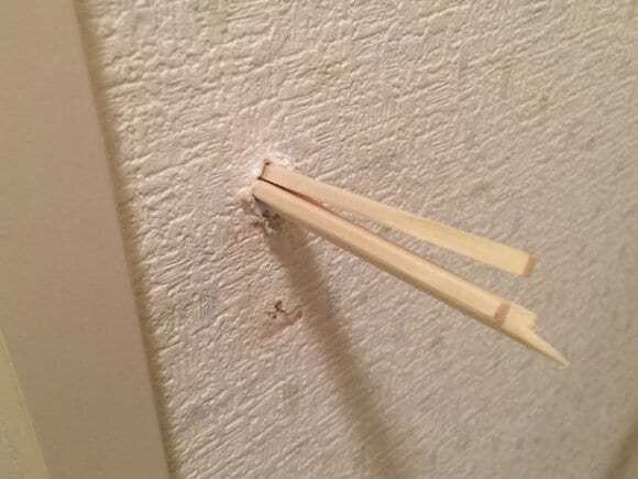 大きな穴は割り箸を使って穴埋め