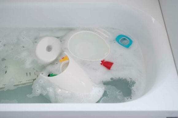 浴槽に洗面器やオモチャを入れ、まとめて漂白