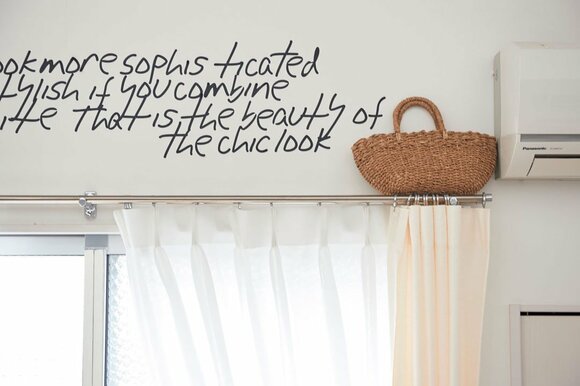 カーテンレールの上に使っていないカゴバッグを