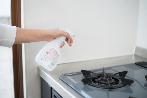 こびりついた油汚れをセスキでゆるめてウエスで拭き取る