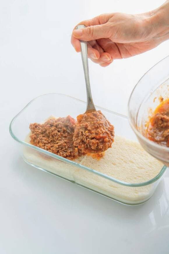 食パンとソースを層にしている