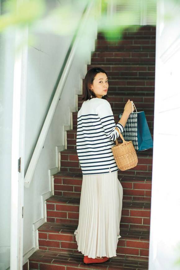 階段の前に女性