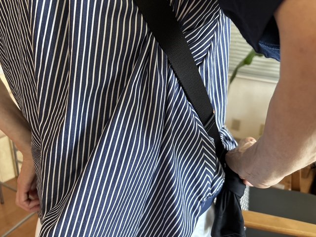 ななめかけバッグに巻き込まれたシャツ