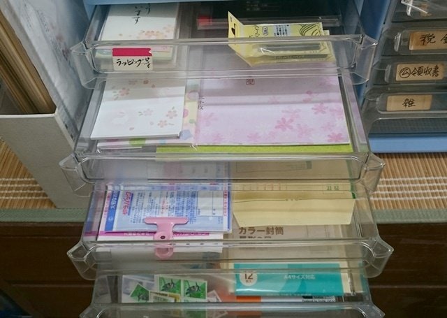 紙類は浅い引き出しが見やすく、取り出しやすい