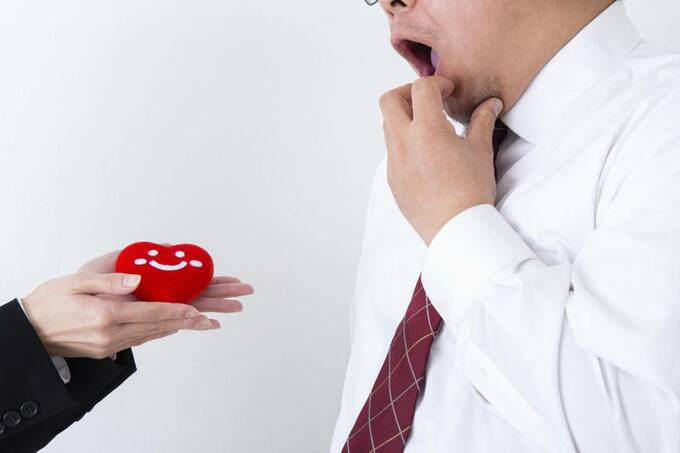 ハートを受け取って驚く男性