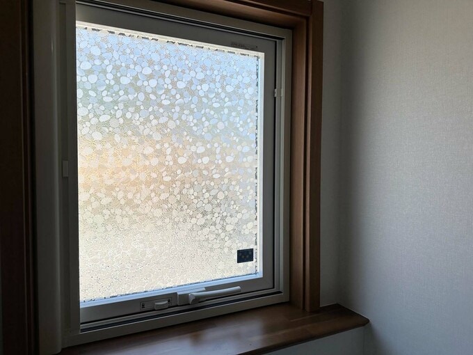 目隠しシートを貼った窓