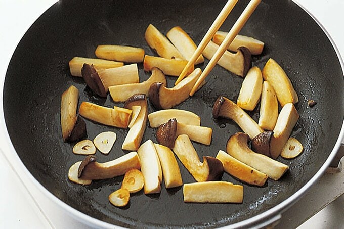 エリンギとニンニクを炒める