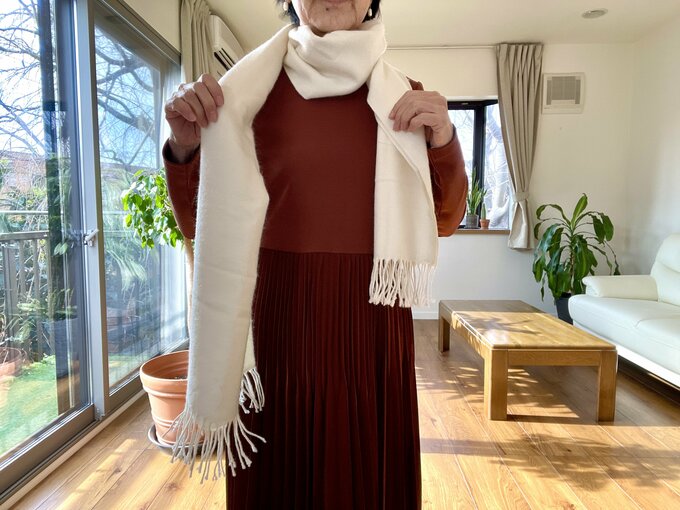 1.片方を長めにして首にひと巻きします。
