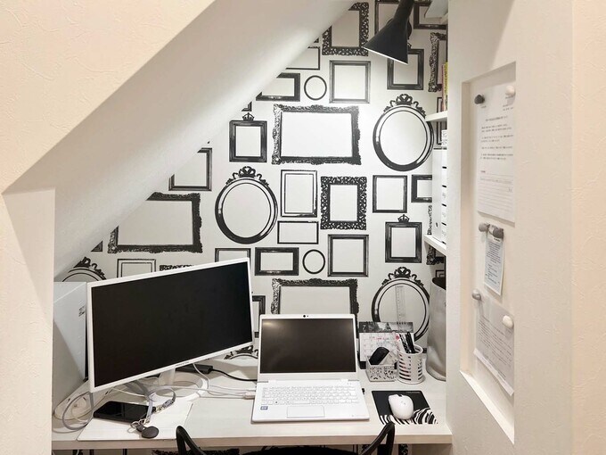 書斎コーナーの壁紙と照明