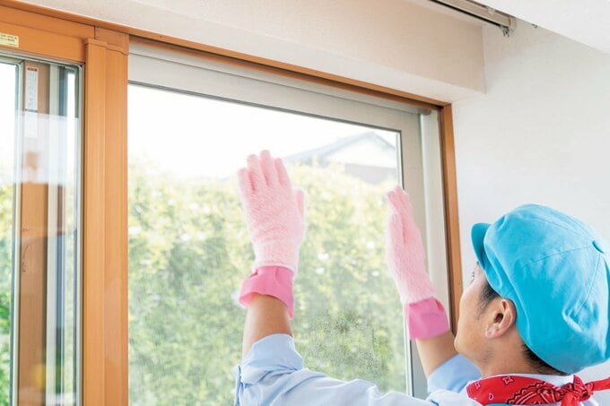 両手に手袋窓ガラス