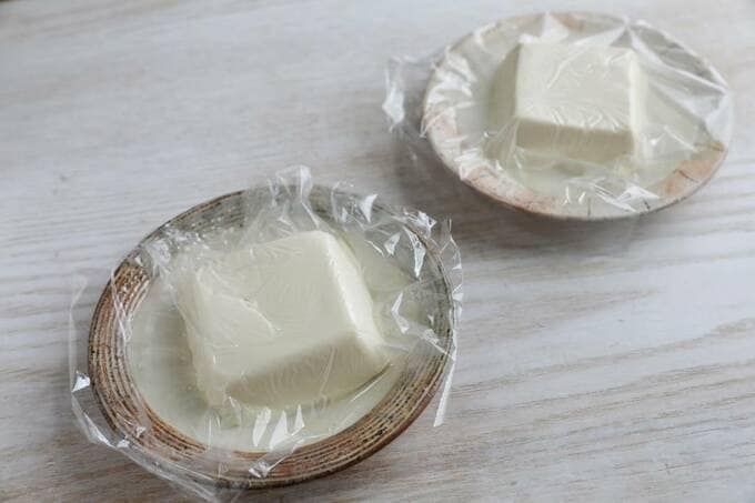 耐熱皿の豆腐にラップ
