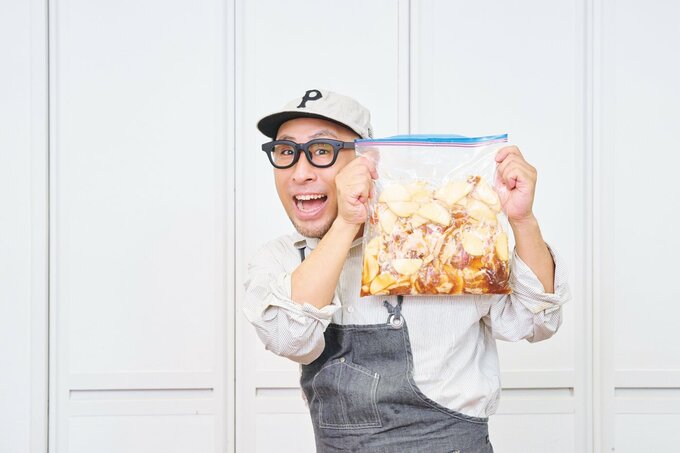 自家製キットを手に持つ笑顔の男性