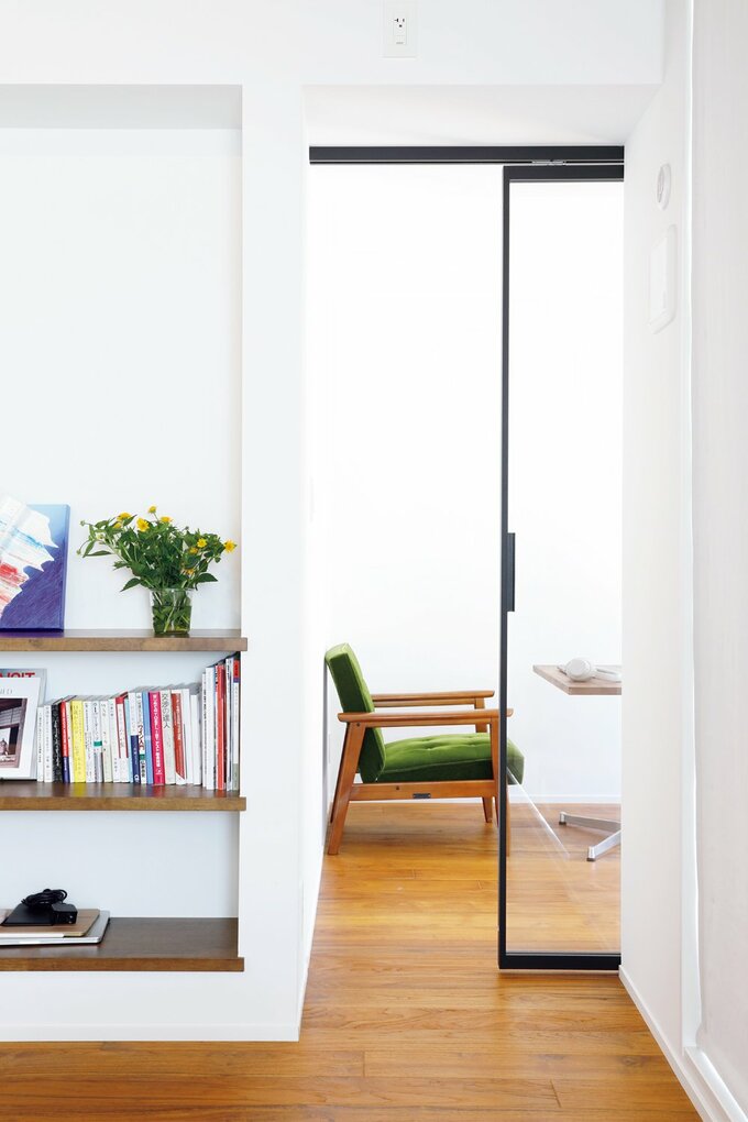 ガラスの引き戸で仕切られたワークスペース